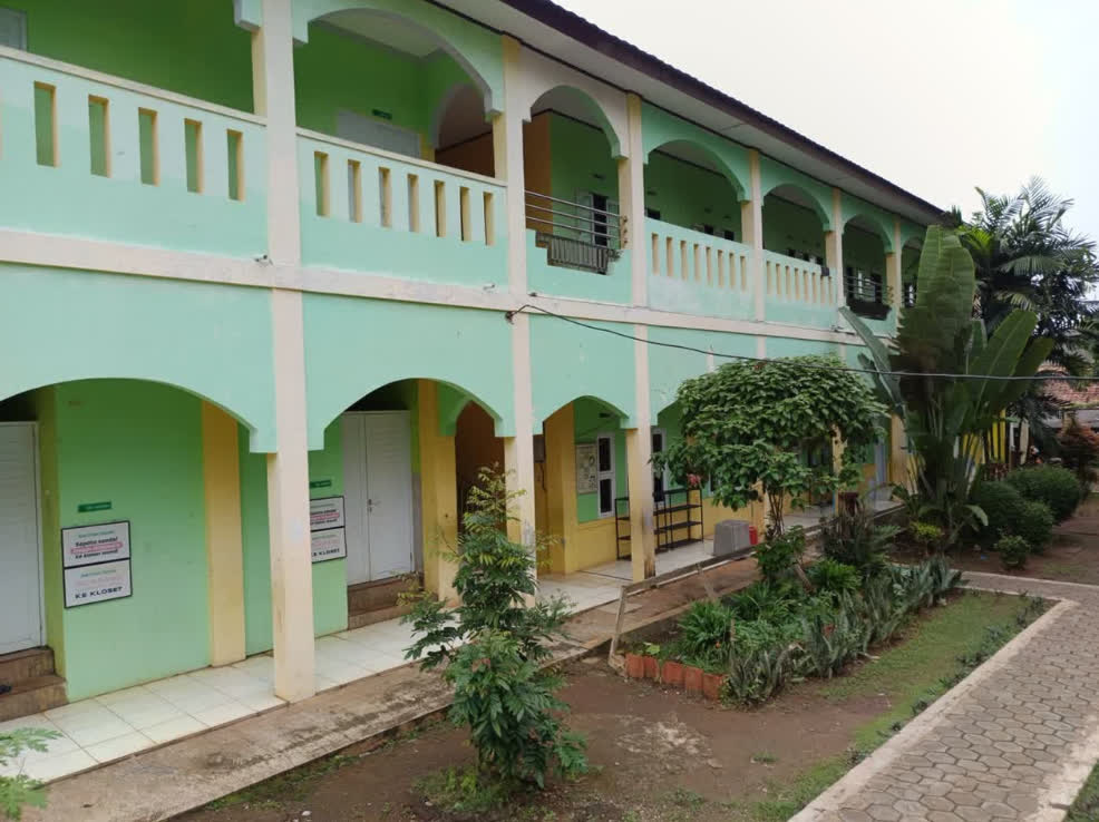 Siswa-siswi Al-Bina Purwakarta belajar bersama di lingkungan sekolah
